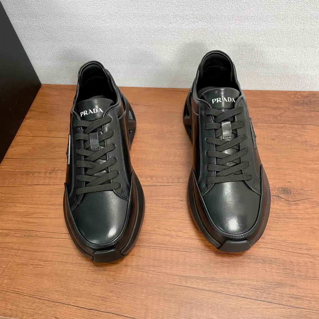 💰780 Code: YS003645 Prada/Prada men's new leather sneakers. This leather sneaker presents a modern version, reinterpreting the brand's archive style with clean lines and smooth details. The shoes are made of imported calf leather, which is fine, soft and resistant to creases. It is decorated with a triangular metal logo on the outside, bright TPU decoration on the heel, and a longer and padded inner heel design, making it more comfortable to wear. The tongue is decorated with a silk-screen logo, and is paired with a hollow rubber sole on the heel. The full cowhide lining comes standard with logo cowhide feet, making the upper foot more comfortable, versatile and durable! Comes with full original packaging! Code number: 39-40-41-42-43-44 Standard leather shoe size (45 can be customized and returns are not supported) Item number: 2EE918 leather black